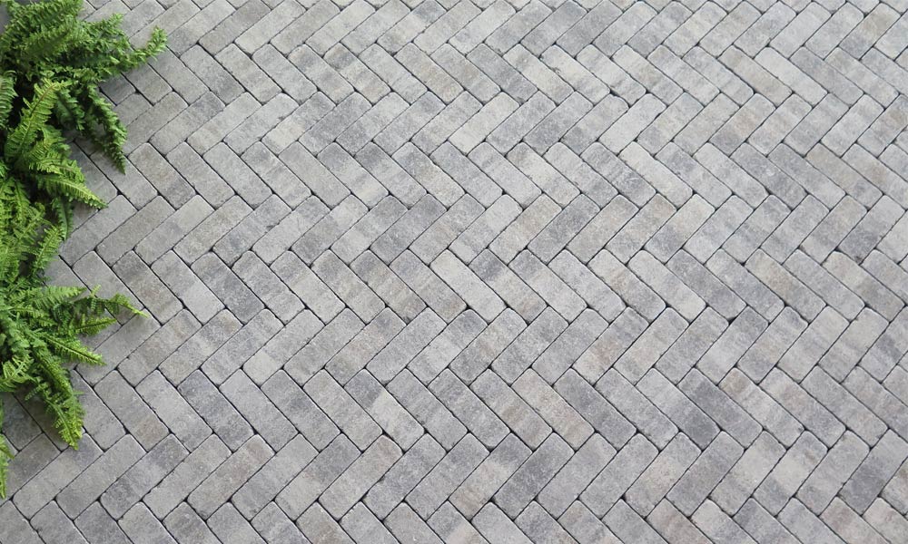 Grado szalagkő, bazalt árnyalt halszálka mintában fektetve Grado szalagkő, bazalt árnyalt halszálka mintában fektetve