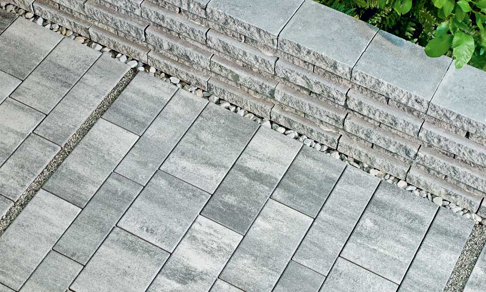 Triad VG4 kombitérkő, gránitszürke árnyalt keresztformában rakva Gutshof fedlap 3 oldalon roppantott, gránitszürke árnyalt Triad VG4 kombitérkő, gránitszürke árnyalt keresztformában rakva Gutshof fedlap 3 oldalon roppantott, gránitszürke árnyalt