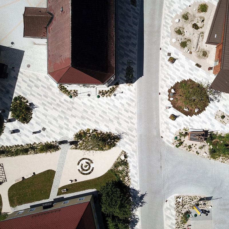 Begegnungszone Lunz am See Linea Rhomboid és Kursiva, taupe világos és sötét Légi felvétel a lunzi találkozózónáról Linea Rhomboid és Kursiva burkolattal, taupe világos és sötét színekben, Friedl Steinwerke.