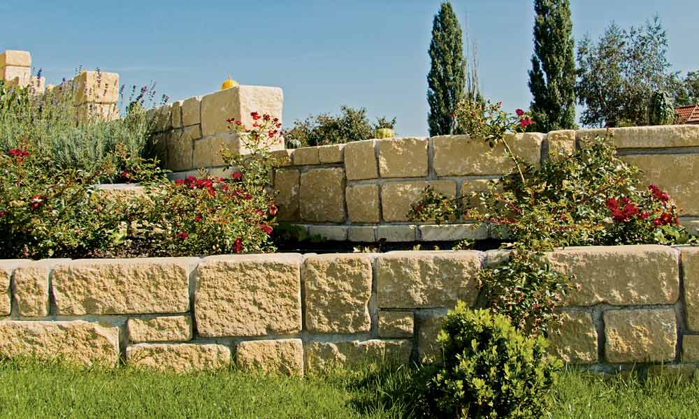 Gutshof falazókő MB24 koptatott, homoksárga, vadkötésben, habarcsfugával rakva magaságyásként rakva Gutshof falazókő MB24 koptatott, homoksárga, vadkötésben, habarcsfugával rakva magaságyásként rakva