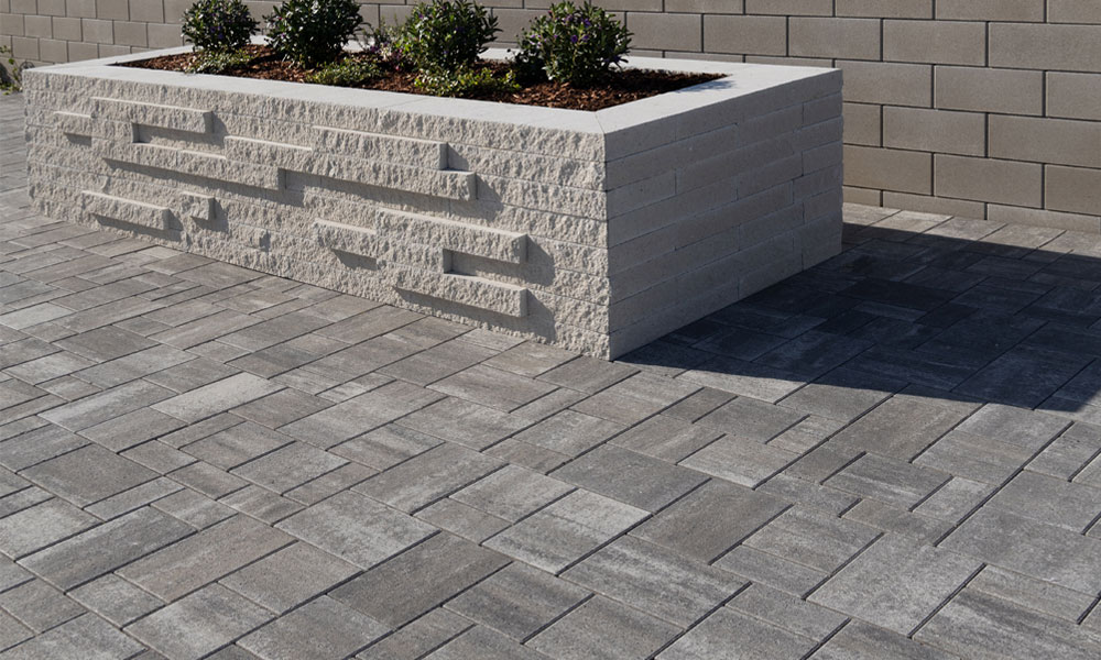 A Friedl Steinwerke Cano VG4 kombi térkő kőszürke árnyalt színben elegáns és modern megjelenést biztosít a bejárati területen. A Friedl Steinwerke Cano VG4 kombi térkő kőszürke árnyalt színben elegáns és modern megjelenést biztosít a bejárati területen.