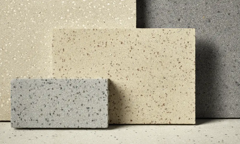 Creazzo kövek világos és szürke árnyalatokban, terrazzo hatású felületben, állítva és fektetve elrendezve, Friedl Steinwerke.