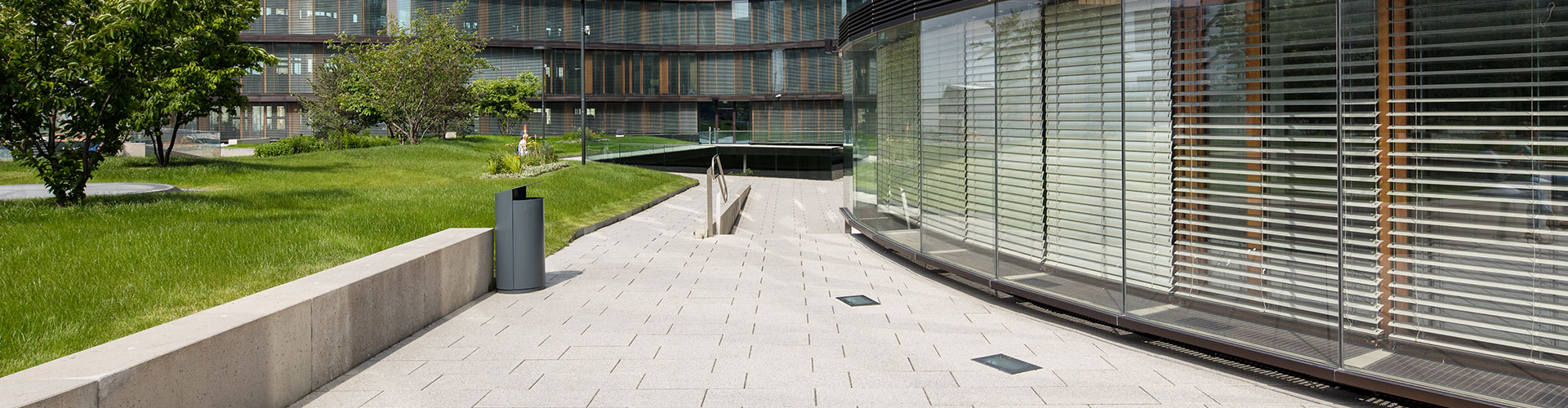 Erste Campus Largo burkolólap, nemeszúzalék fehér–fekete Friedl Steinwerke Erste Campus Largo burkolólap, nemeszúzalék fehér–fekete Friedl Steinwerke
