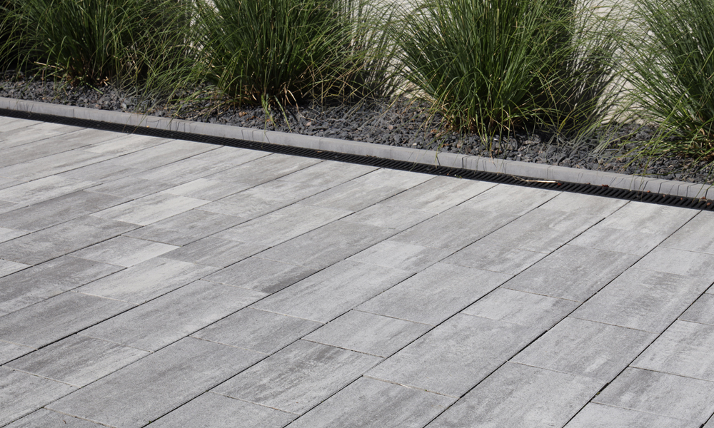 Cadea B30 VG4 gránitszürke árnyalt A Cadea B30 VG4 gránitszürke árnyalt térkövekkel burkolt felület elegáns hangulatot ad a bejáratnak, Friedl Steinwerke kövekkel.