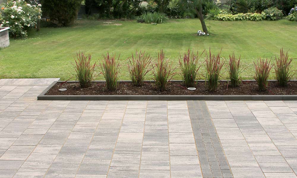 Arret B25 VG4 kombitérkő, gránitszürke árnyalt; Grado kockakő, antracit és Univerzális szegélykő, antracit Arret B25 VG4 kombitérkő, gránitszürke árnyalt; Grado kockakő, antracit és Univerzális szegélykő, antracit