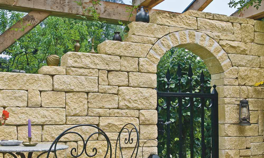 Gutshof falazókő MB24 koptatott, homoksárga, vadkötésben rakva Gutshof falazókő MB24 koptatott, homoksárga, vadkötésben rakva