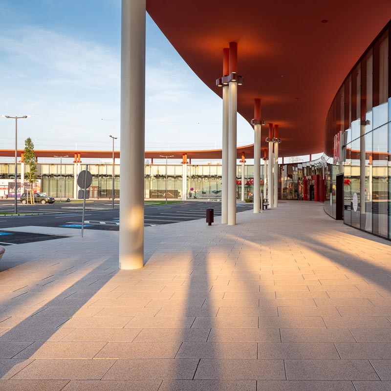 Pado Shopping Galerien Parndorf Linea VG4 nemeszúzalék fehér–fekete térkő Friedl Steinwerke Pado Shopping Galerien Parndorf Linea VG4, nemeszúzalék fehér–fekete térkő Friedl Steinwerke