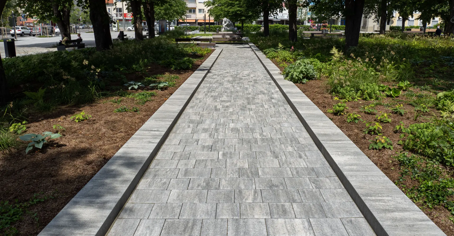 Terméskő hatású burkolattal kialakított sétány az oberwarti városi kertben; Magnum és Arret B25 VG4 térkő, gránitszürke árnyalt, Friedl Steinwerke.