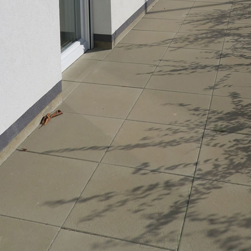 Bejárat Classic lap szürke színben a homlokzat mentén, a weppersdorfi egészségügyi központnál, Friedl Steinwerke.