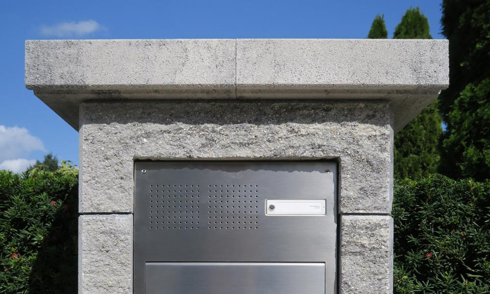 Faro kerítés- és falazókő, gránitszürke árnyalt szálcsiszolt nemesacél előlappal a kaputelefonhoz postaládával együtt Faro kerítés- és falazókő, gránitszürke árnyalt szálcsiszolt nemesacél előlappal a kaputelefonhoz postaládával együtt