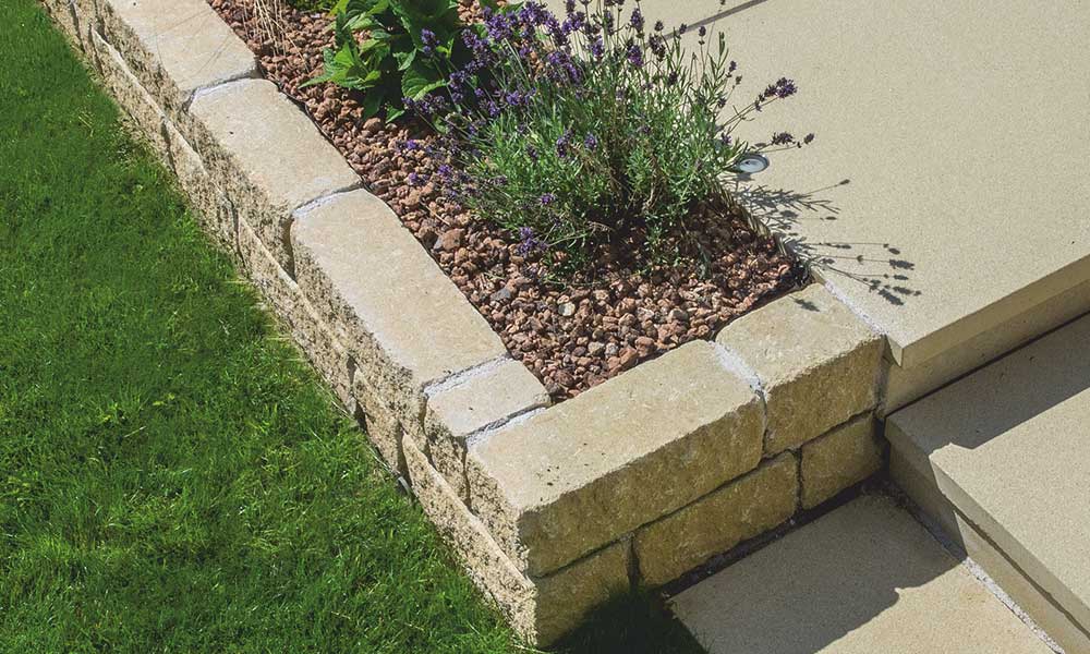 Gutshof falazókő MB16 koptatott, homoksárga magaságyásként elhelyezve Gutshof falazókő MB16 koptatott, homoksárga magaságyásként elhelyezve