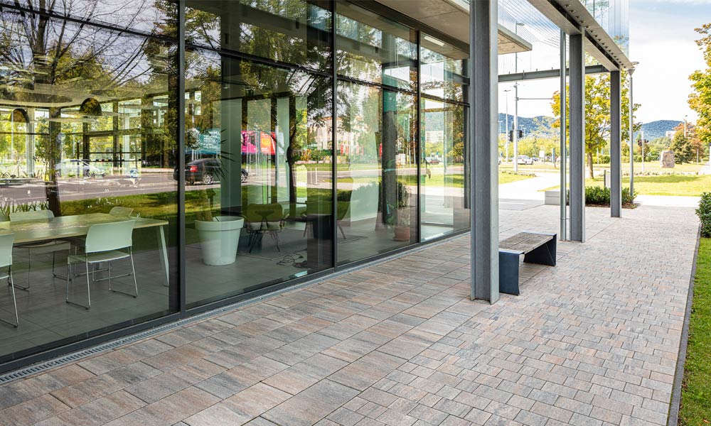 Irodakomplexum Piazza, kagylómész térkő Friedl Steinwerke Irodakomplexum Piazza, kagylómész térkő Friedl Steinwerke