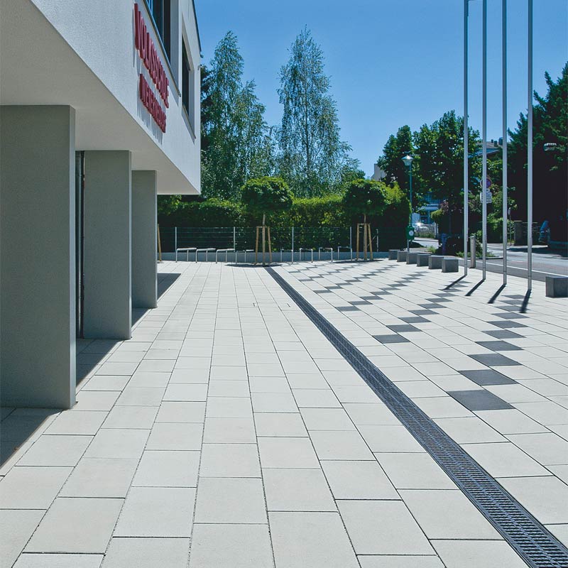 Volksschule Wiener Neudorf Magnum, szürke-antracit térkő Friedl Steinwerke Volksschule Wiener Neudorf Magnum, szürke-antracit térkő Friedl Steinwerke