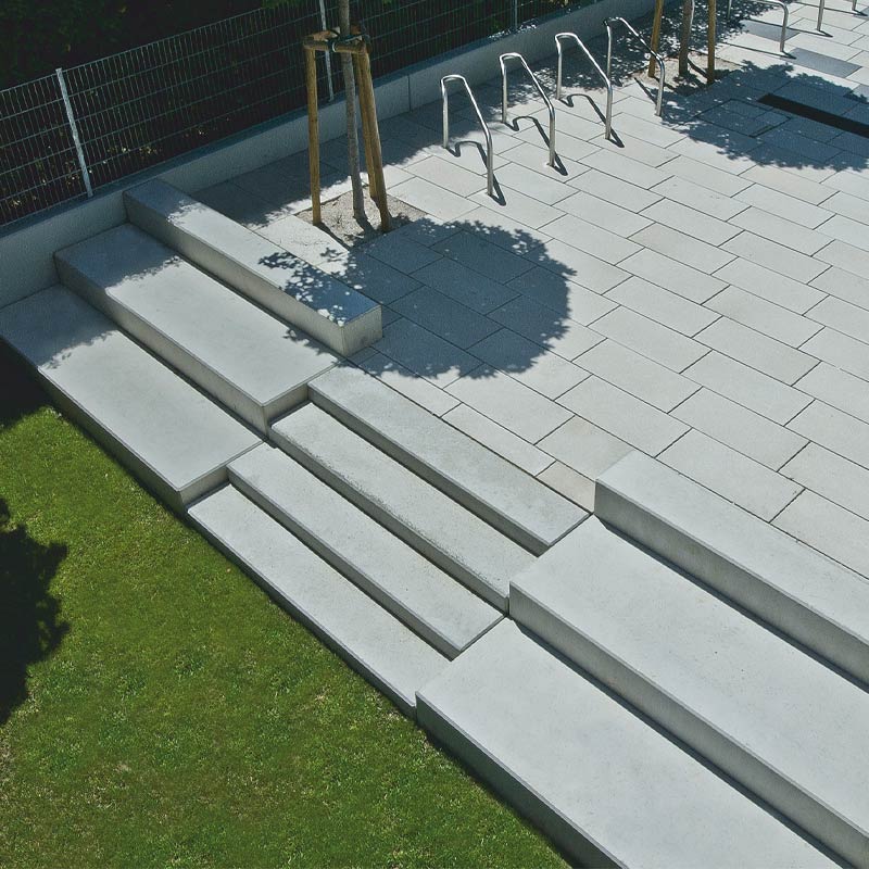 Volksschule Wiener Neudorf Magnum, szürke-antracit térkő Friedl Steinwerke Volksschule Wiener Neudorf Magnum, szürke-antracit térkő Friedl Steinwerke