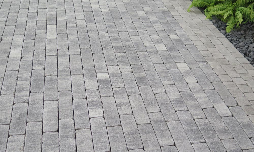 Grado szalagkő, gránitszürke árnyalt harmadkötésben fektetve; Grado kockakő, bazalt árnyalt Grado szalagkő, gránitszürke árnyalt harmadkötésben fektetve; Grado kockakő, bazalt árnyalt