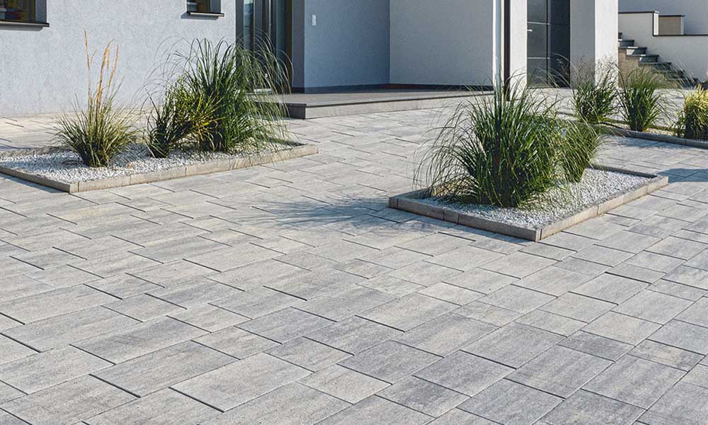 Cadea VG4, jégszürke árnyalt; Momento falazóblokk 60 x 24 x 7,5 cm, jégszürke árnyalt ágyásszegélyként Cadea VG4, jégszürke árnyalt; Momento falazóblokk 60 x 24 x 7,5 cm, jégszürke árnyalt ágyásszegélyként