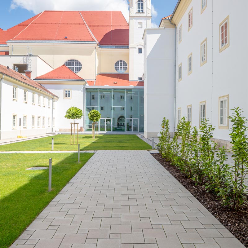 City Campus  Wr. Neustadt Classic VG4 Pflaster, platina sötét szürke térkő Friedl Steinwerke City Campus  Wr. Neustadt Classic VG4 Pflaster, platina sötét szürke térkő Friedl Steinwerke