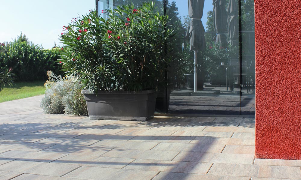 Hotelek Largo burkolólap, kagylómész teraszlapok Friedl Steinwerke  Hotelek Largo burkolólap, kagylómész teraszlapok Friedl Steinwerke