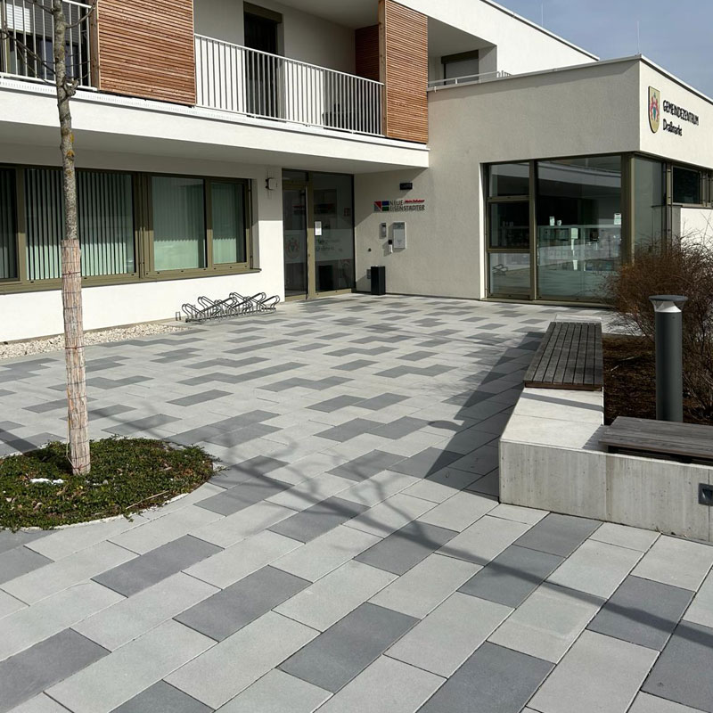 Gemeindezentrum Draßmarkt Linea VG4 térkő, platina világos és sötét árnyalt Draßmarkt központ bejárata Linea VG4 térkővel, platina világos és sötét árnyalatban, elegáns színhatás, Friedl Steinwerke.