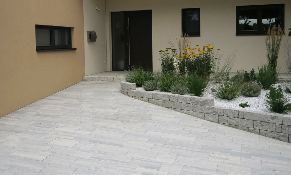 Cadea VG4, jégszürke árnyalt; Gutshof falazókő MB16 koptatott, gránitszürke árnyalt Cadea VG4, jégszürke árnyalt; Gutshof falazókő MB16 koptatott, gránitszürke árnyalt