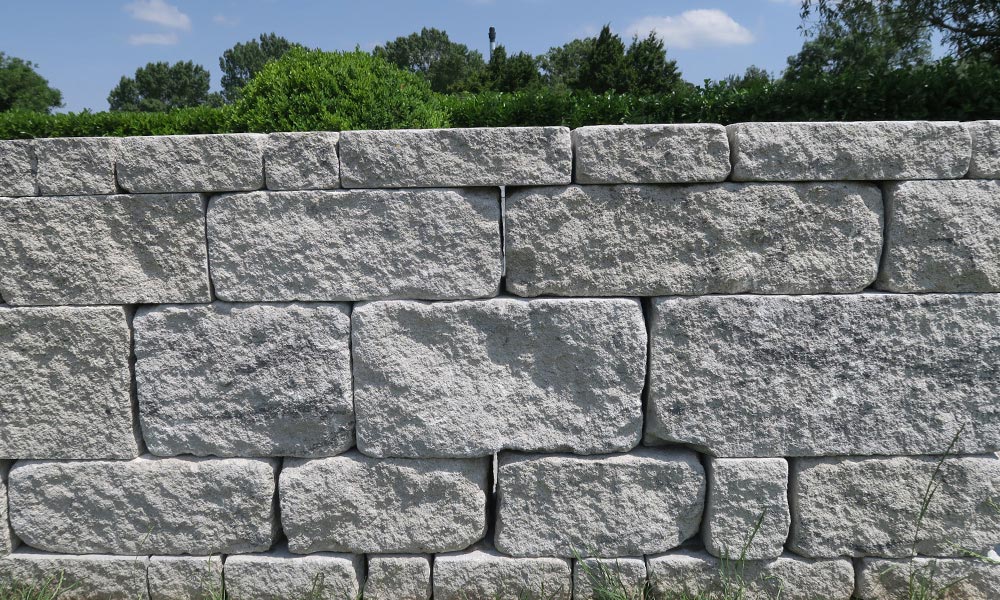 Gutshof falazókő MB24 koptatott, gránitszürke árnyalt 7,5 cm és 15 cm magas sorokban elhelyezve