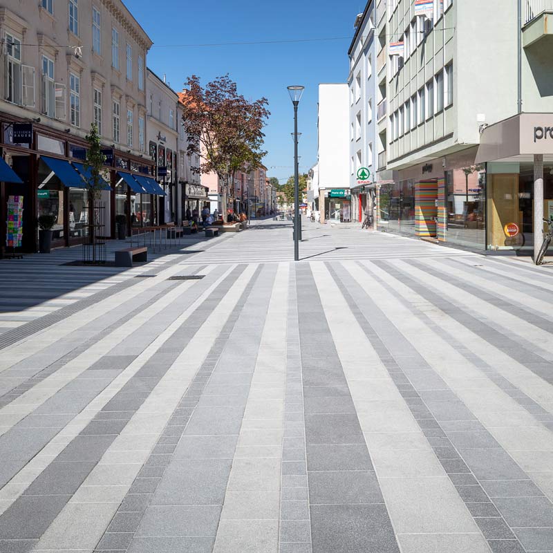 Gyalogos övezet Wiener Neustadt Linea VG4 térkőlap, nemeszúzalék fehér–fekete Friedl Steinwerke Gyalogos övezet Wiener Neustadt Linea VG4 térkőlap, nemeszúzalék fehér–fekete Friedl Steinwerke