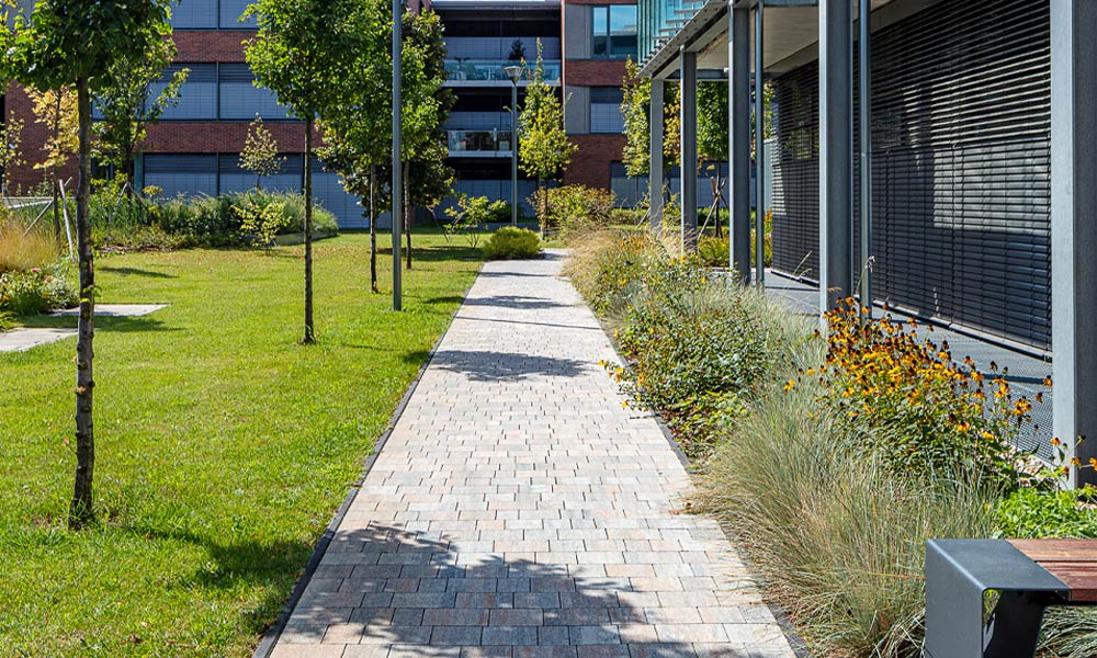 Irodakomplexum Piazza, kagylómész térkő Friedl Steinwerke Irodakomplexum Piazza, kagylómész térkő Friedl Steinwerke