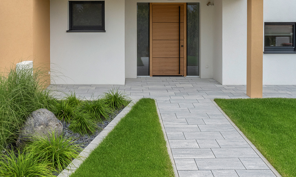 Cadea, jégszürke árnyalt; Univerzális szegélykő, jégszürke árnyalt és Arret B20 VG4 kombitérkő, jégszürke árnyalt, fűnyíró robot által járható ágyásszegélyként Cadea, jégszürke árnyalt; Univerzális szegélykő, jégszürke árnyalt és Arret B20 VG4 kombitérkő, jégszürke árnyalt, fűnyíró robot által járható ágyásszegélyként