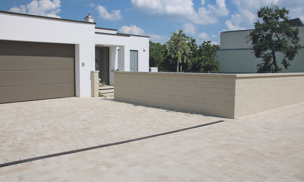 Sigma VG4 kombitérkő, mészkő árnyalt; Linea kerítés- és falazókő, elefántcsont Sigma VG4 kombitérkő, mészkő árnyalt; Linea kerítés- és falazókő, elefántcsont