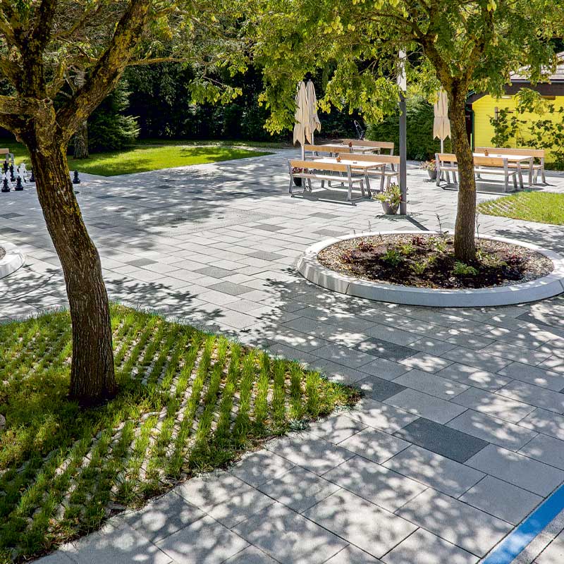 Találkozási övezet Waldegg Linea VG4 térkőlap, platina-világos-közép-antracit Friedl Steinwerke Találkozási övezet Waldegg Linea VG4 térkőlap, platina-világos-közép-antracit Friedl Steinwerke