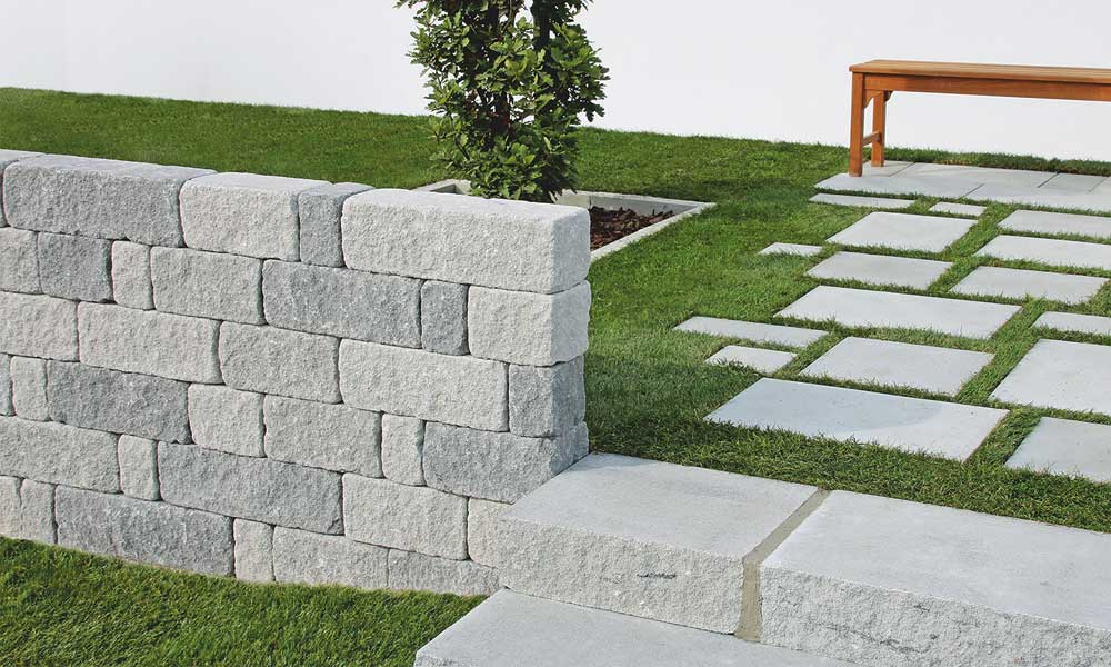 Gutshof falazókő MB16 koptatott, ólom világos, ólom közép, ólom sötét; Gutshof tömblépcső roppantott, gránitszürke árnyalt Gutshof falazókő MB16 koptatott, ólom világos, ólom közép, ólom sötét; Gutshof tömblépcső roppantott, gránitszürke árnyalt