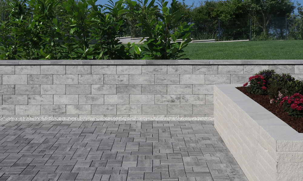 A Friedl Steinwerke Moya kombi térkő gránitszürke árnyalt színben modern és harmonikus megjelenést kölcsönöz a bejárati területnek. A Friedl Steinwerke Moya kombi térkő gránitszürke árnyalt színben modern és harmonikus megjelenést kölcsönöz a bejárati területnek.