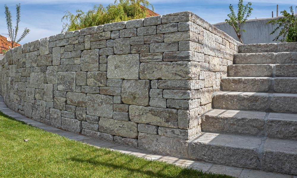 Gutshof tömblépcső koptatott 50 x 36,5 x 15 cm, kagylómész; Gutshof falazókő MB24 koptatott, kagylómész Gutshof tömblépcső koptatott 50 x 36,5 x 15 cm, kagylómész; Gutshof falazókő MB24 koptatott, kagylómész