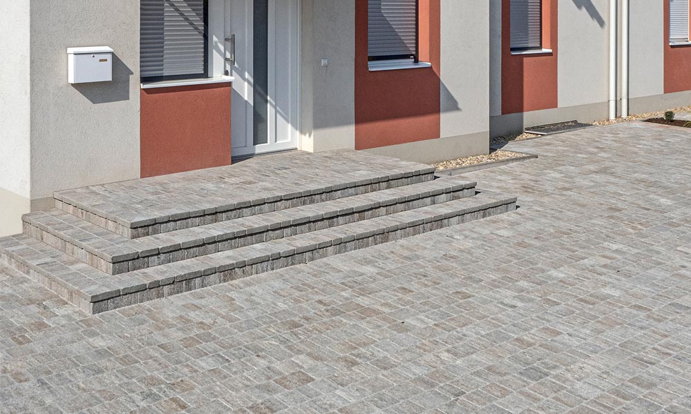 Piazza Grado, bazalt árnyalt felület- és lépcsőkialakításra használva