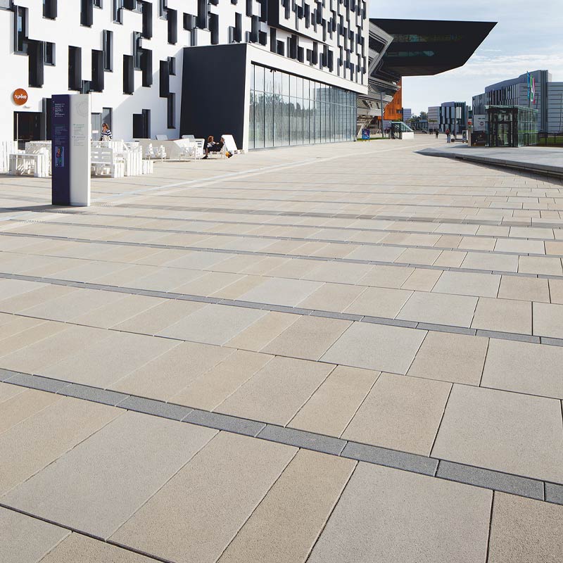 Tágas campustér Magnum fehér árnyalat burkolattal a Wirtschaftsuniversität Wien Campusán Friedl Steinwerke.