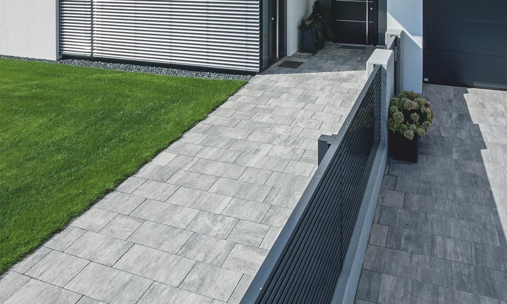 Limes, gránitszürke árnyalt (a bejárati területen 4,5 cm-es, a behajtóhoz 7,5 cm-es (jobbra) Limes, gránitszürke árnyalt (a bejárati területen 4,5 cm-es, a behajtóhoz 7,5 cm-es (jobbra)