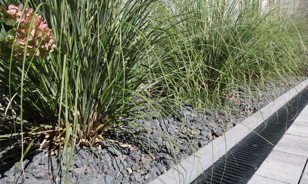 Univerzális szegélykő antracit Az univerzális szegélykő antracit színben rendezett hatást és letisztult vonalakat ad, a Friedl Steinwerke terméke.