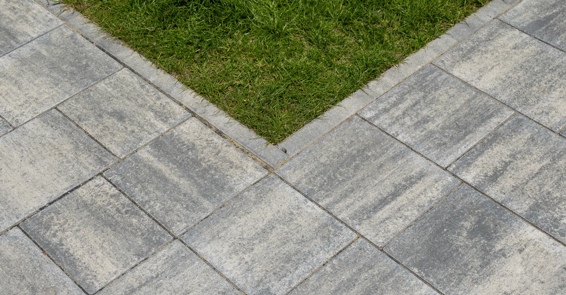 A burkolat részlete az oberwarti városi kertben; Magnum és Arret B25 VG4 térkő, gránitszürke árnyalt, Friedl Steinwerke.