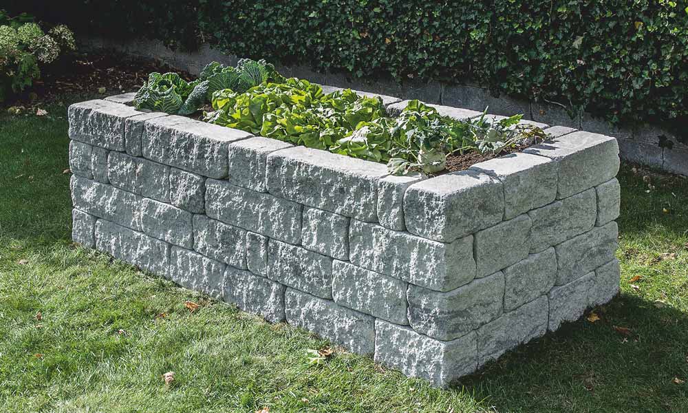 Gutshof falazókő MB16 koptatott, jégszürke árnyalt magaságyásként kb. 200 x 100 x 60 cm külmérettel, belméret kb. 164 x 68 cm, kőszükséglet kb. 3,3 m2