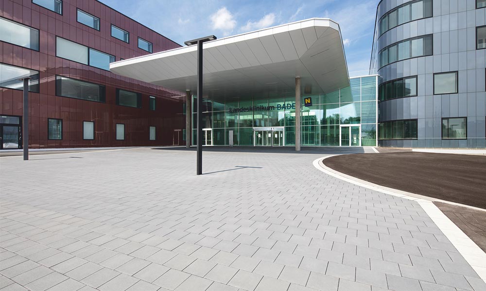 Kórházak Classic VG4 térkő, fehér platina sötét térkövek Friedl Steinwerke  Kórházak Classic VG4 térkő, fehér platina sötét térkövek Friedl Steinwerke